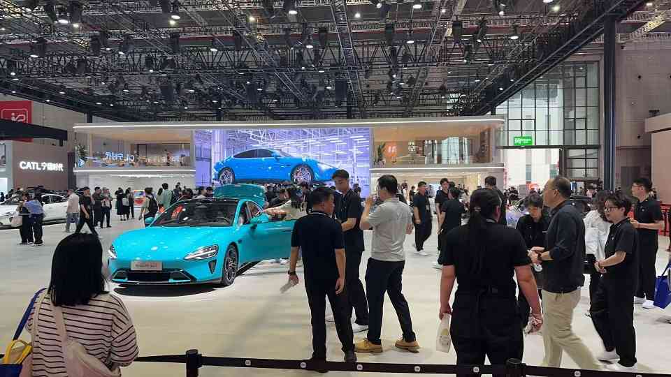 雷军缺席上海车展，小米“送棒球帽”成车展首日热门话题