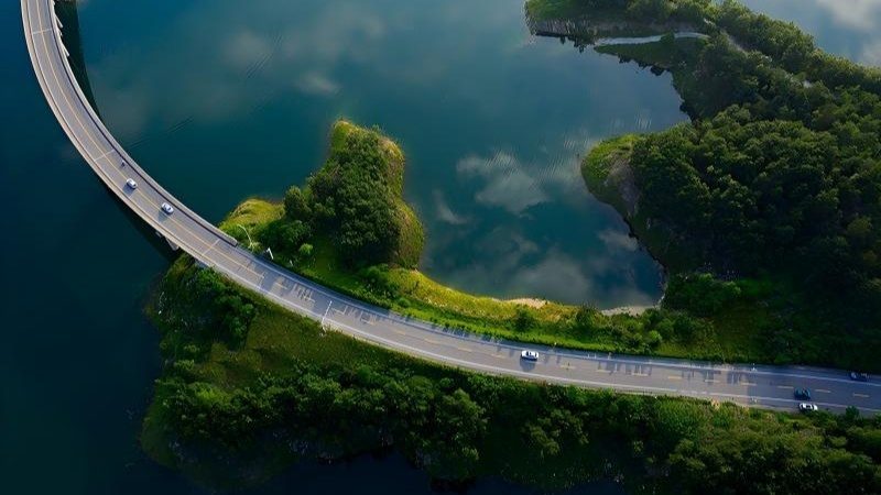 甘肃：畅联交通网 铺就致富路