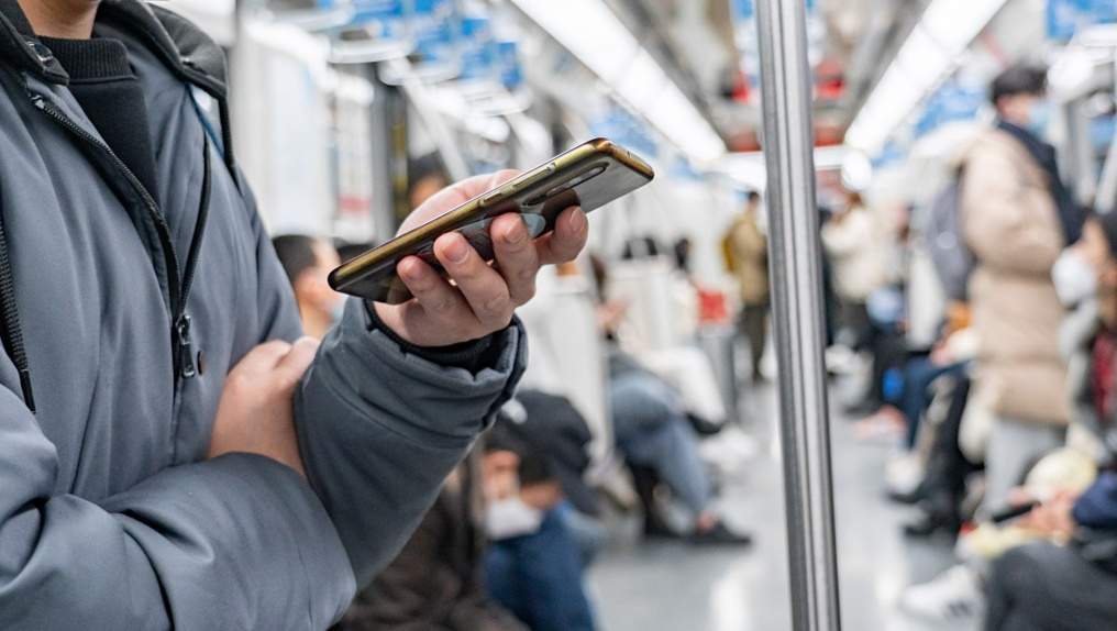 “一机传三代”，年轻人为啥不换新手机了？