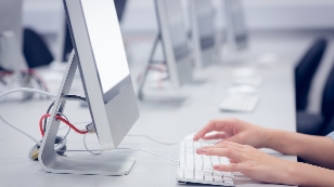 机构：第三季度全球个人电脑出货量跌幅收窄至7%