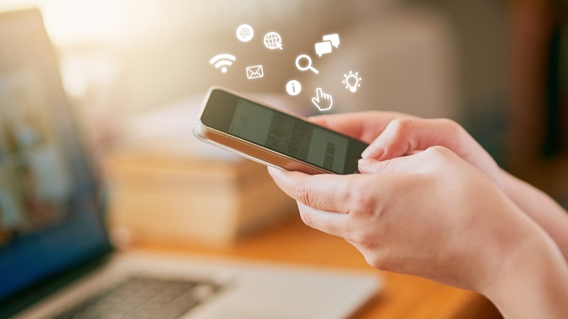 2022年国产智能手机加速迈向高端 今年手机市场有望复苏