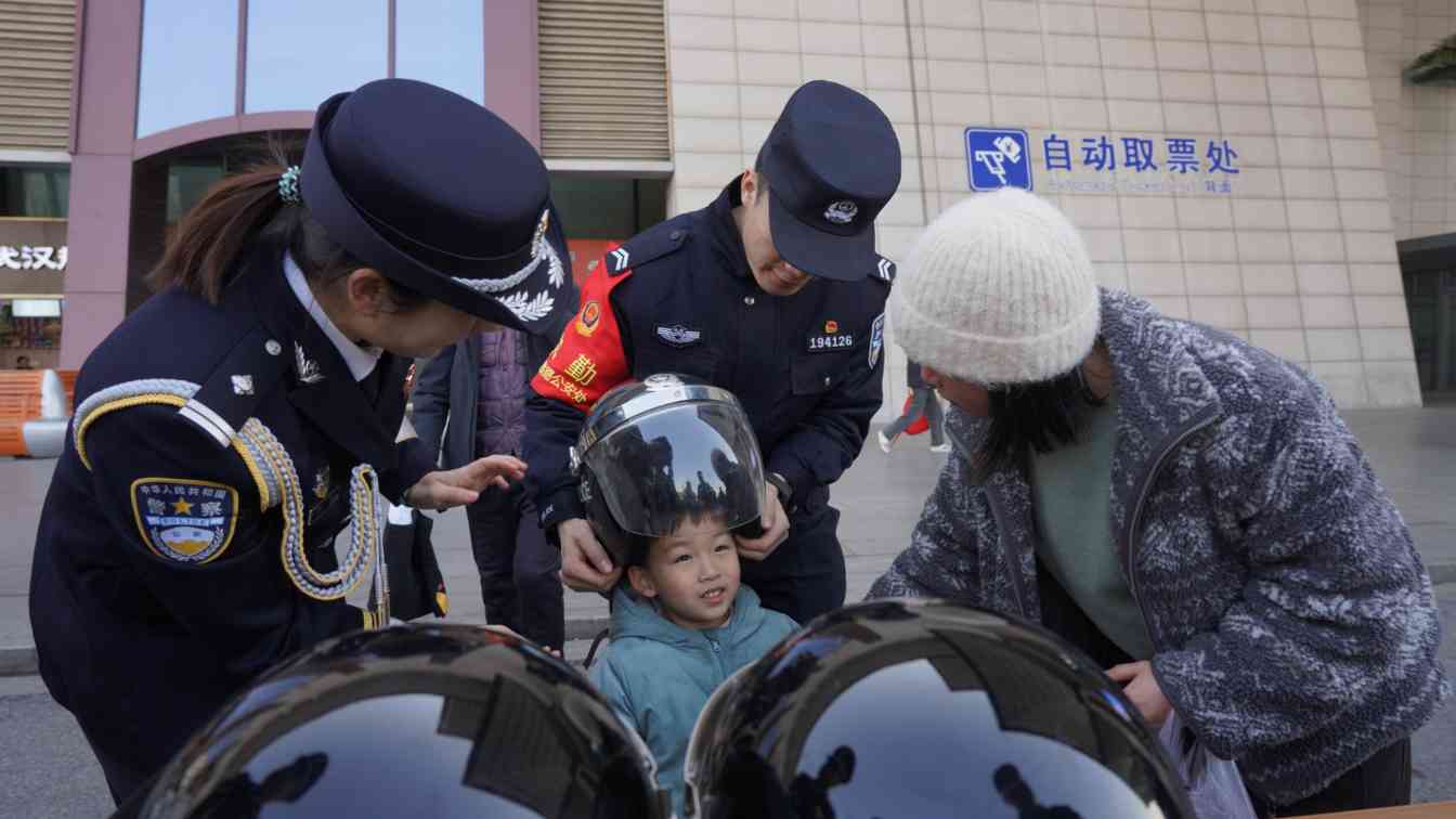路地公安携手走进武昌火车站 开展警营开放日活动