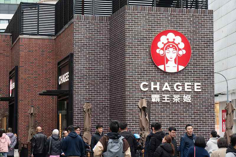 霸王茶姬通报“店员徒手操作”事件：系摆拍，涉事门店无限期停业整顿